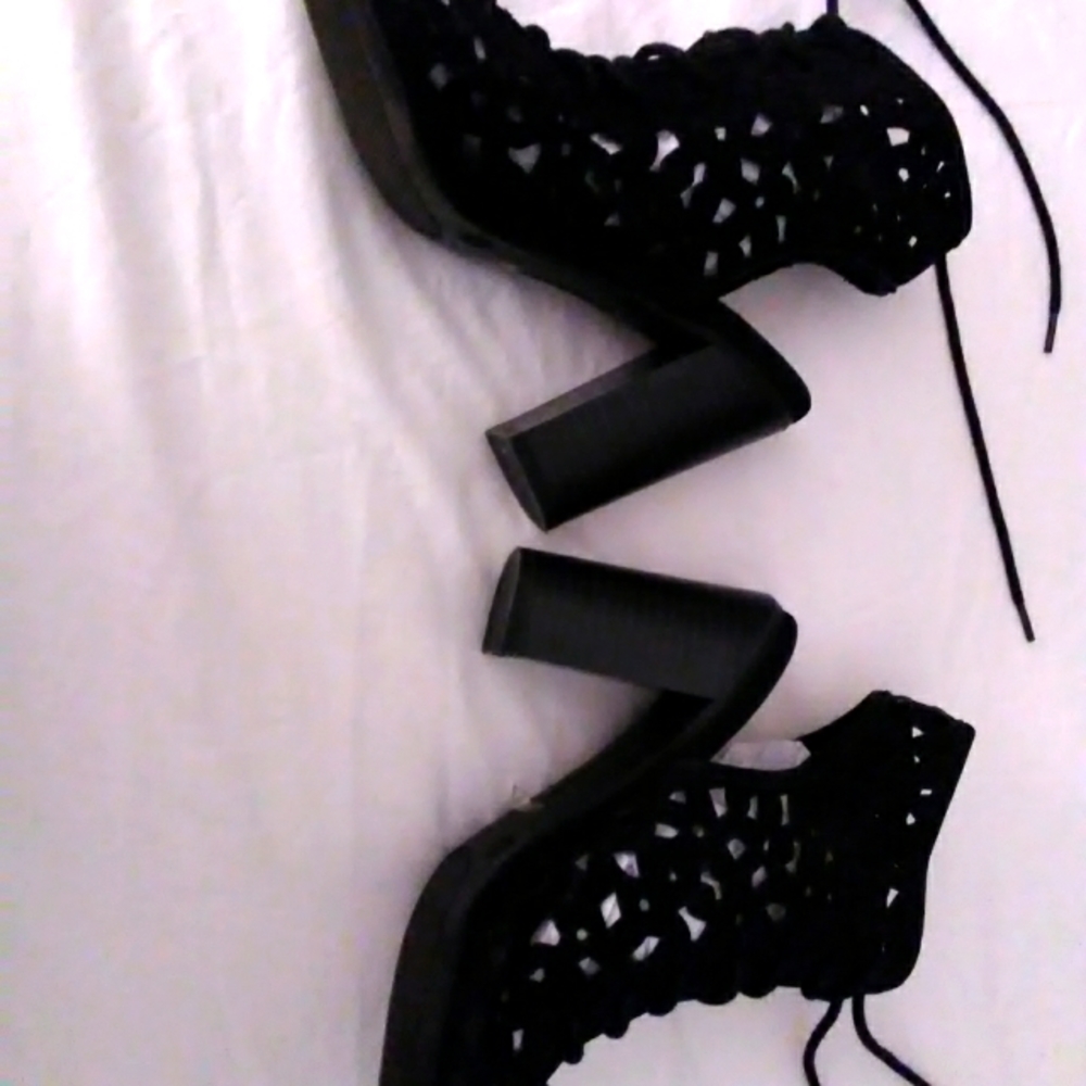 Bamboo sandal bootie heels black size 6